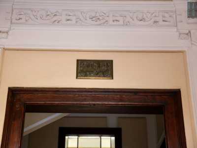 ... � presente una targa che ricorda la data di costruzione dei palazzi (1924) ad opera dei fratelli De Grecis